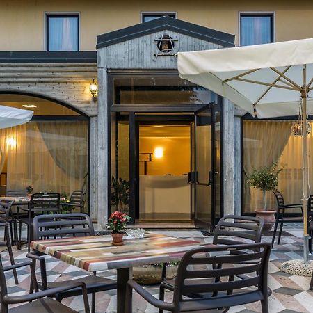 Hotel Postumia Дособуоно Екстериор снимка
