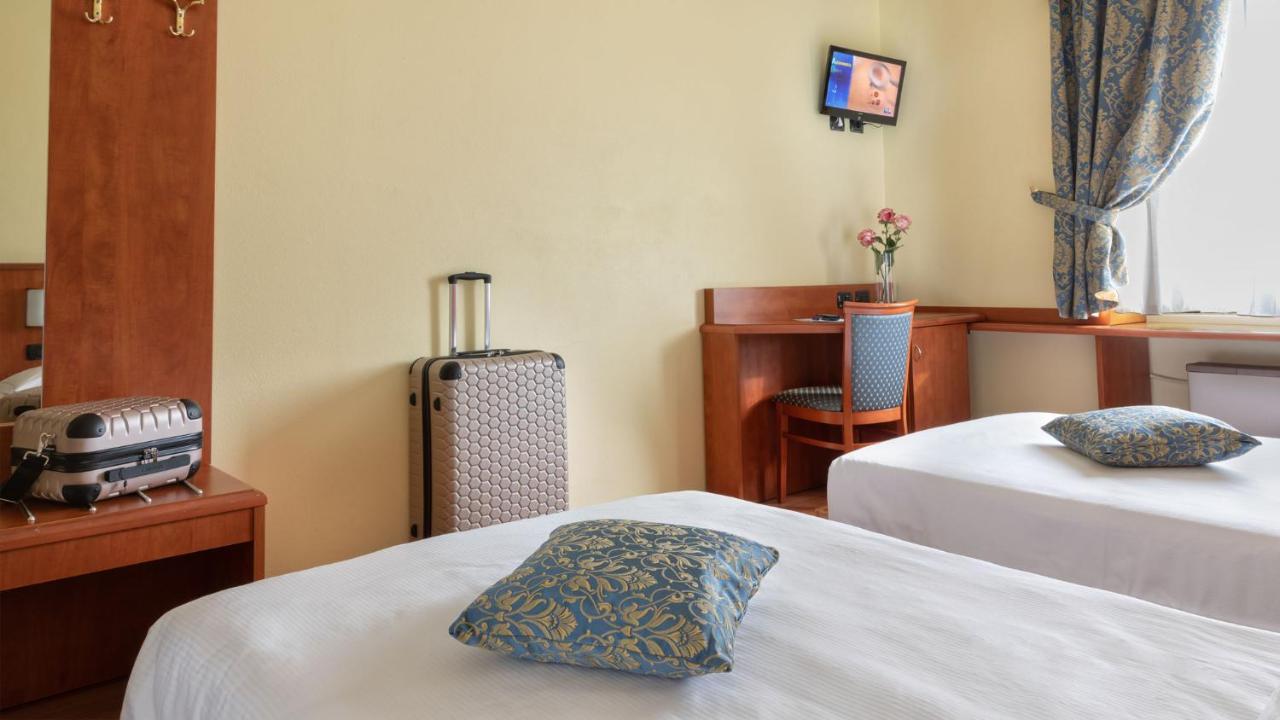 Hotel Postumia Дособуоно Екстериор снимка