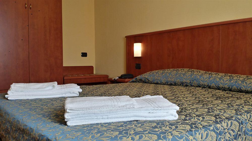 Hotel Postumia Дособуоно Екстериор снимка