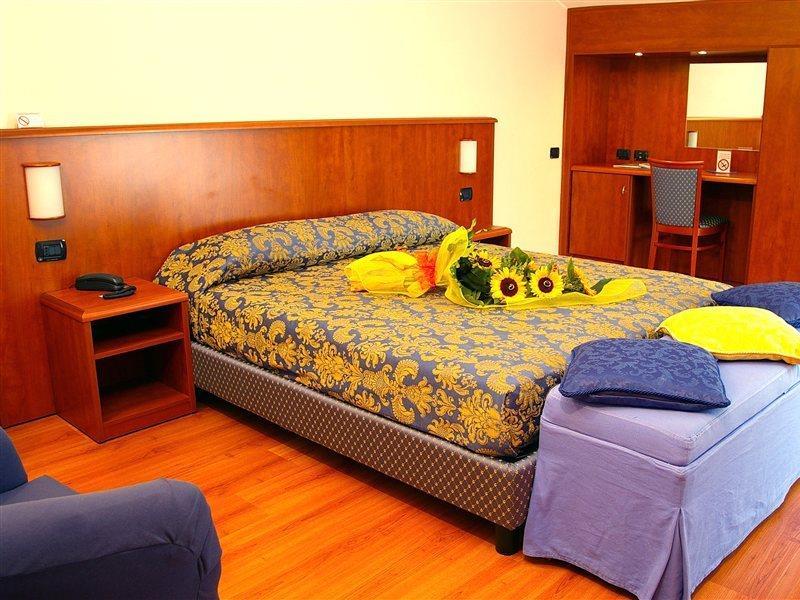 Hotel Postumia Дособуоно Екстериор снимка
