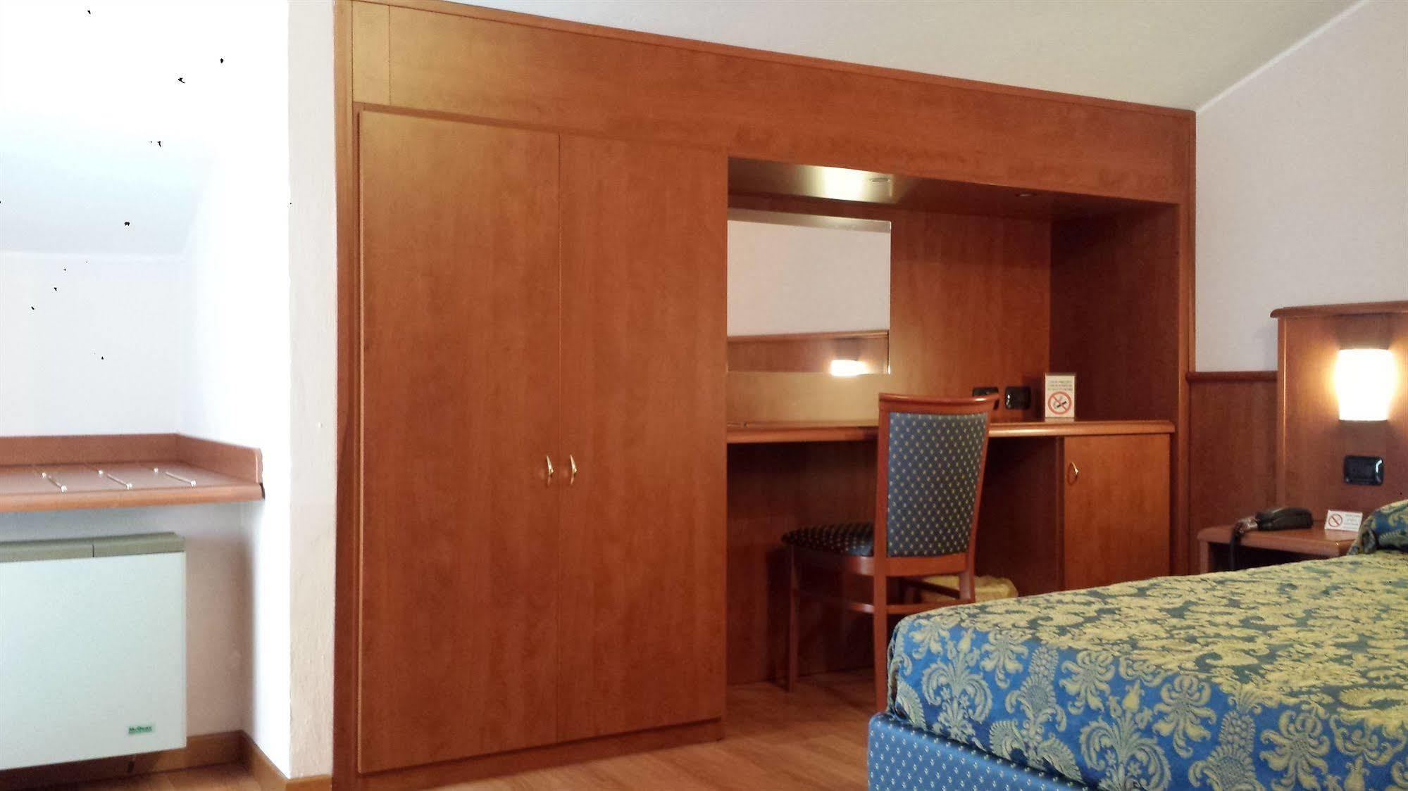 Hotel Postumia Дособуоно Екстериор снимка