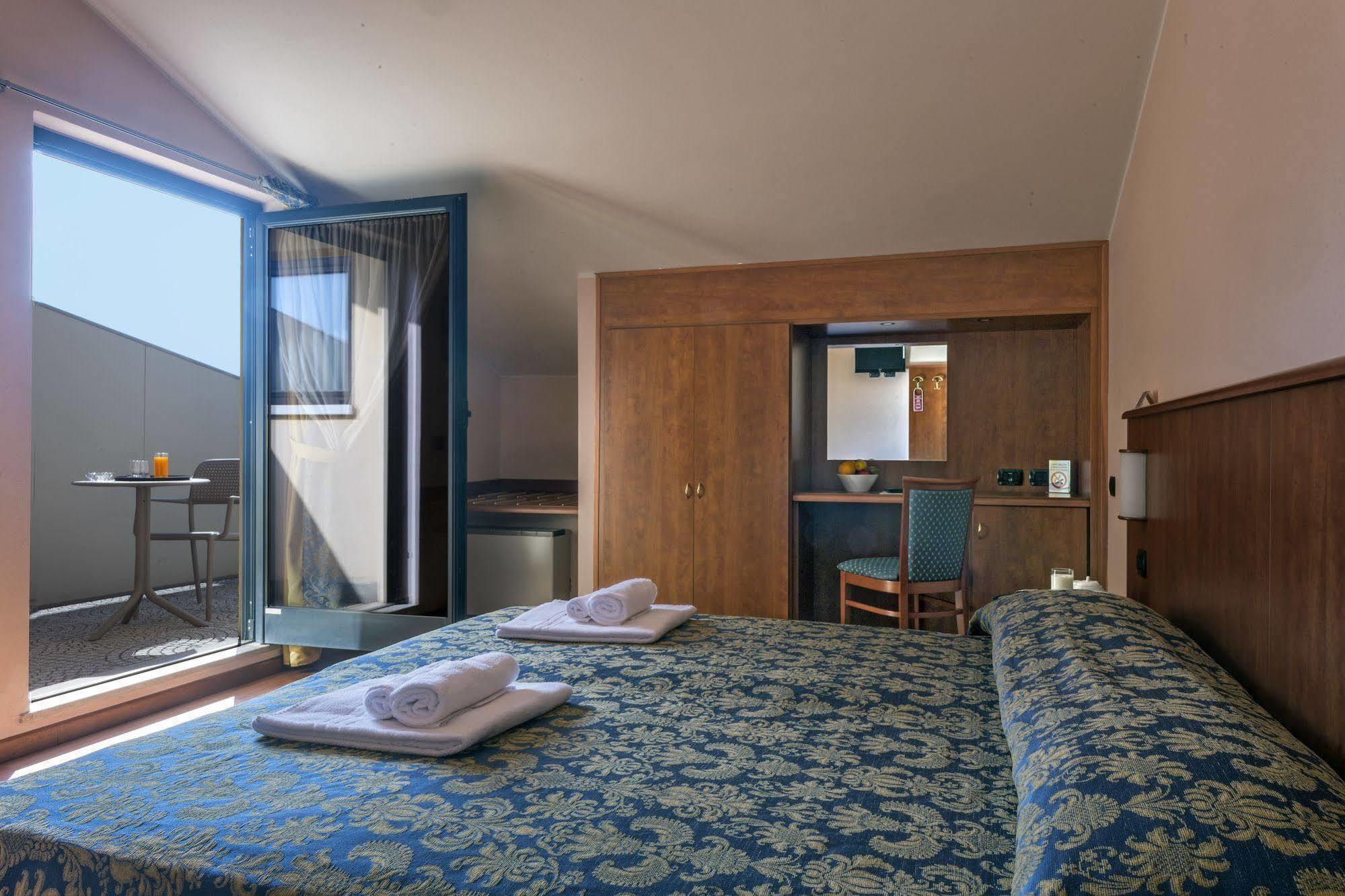 Hotel Postumia Дособуоно Екстериор снимка