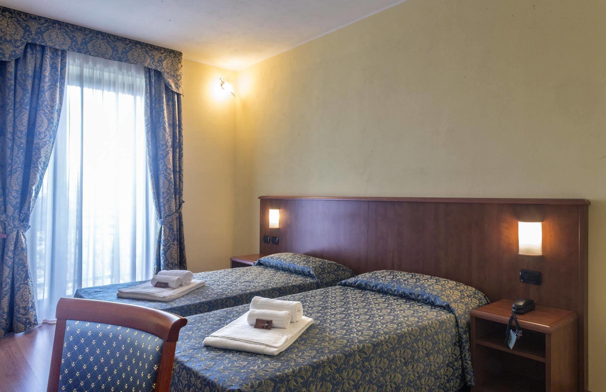 Hotel Postumia Дособуоно Екстериор снимка