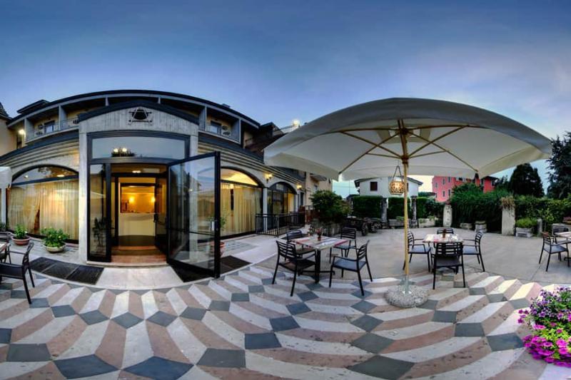 Hotel Postumia Дособуоно Екстериор снимка