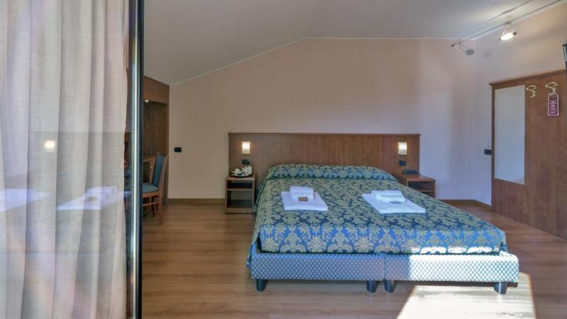 Hotel Postumia Дособуоно Екстериор снимка