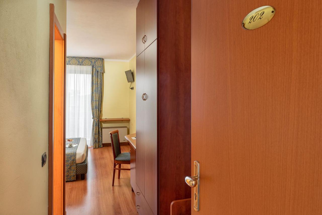 Hotel Postumia Дособуоно Екстериор снимка