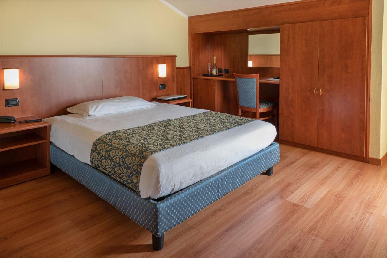 Hotel Postumia Дособуоно Екстериор снимка