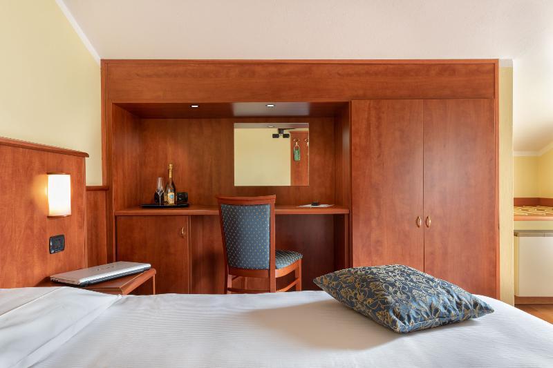 Hotel Postumia Дособуоно Екстериор снимка